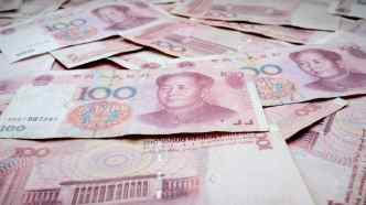100 Chinese yuan banknotes